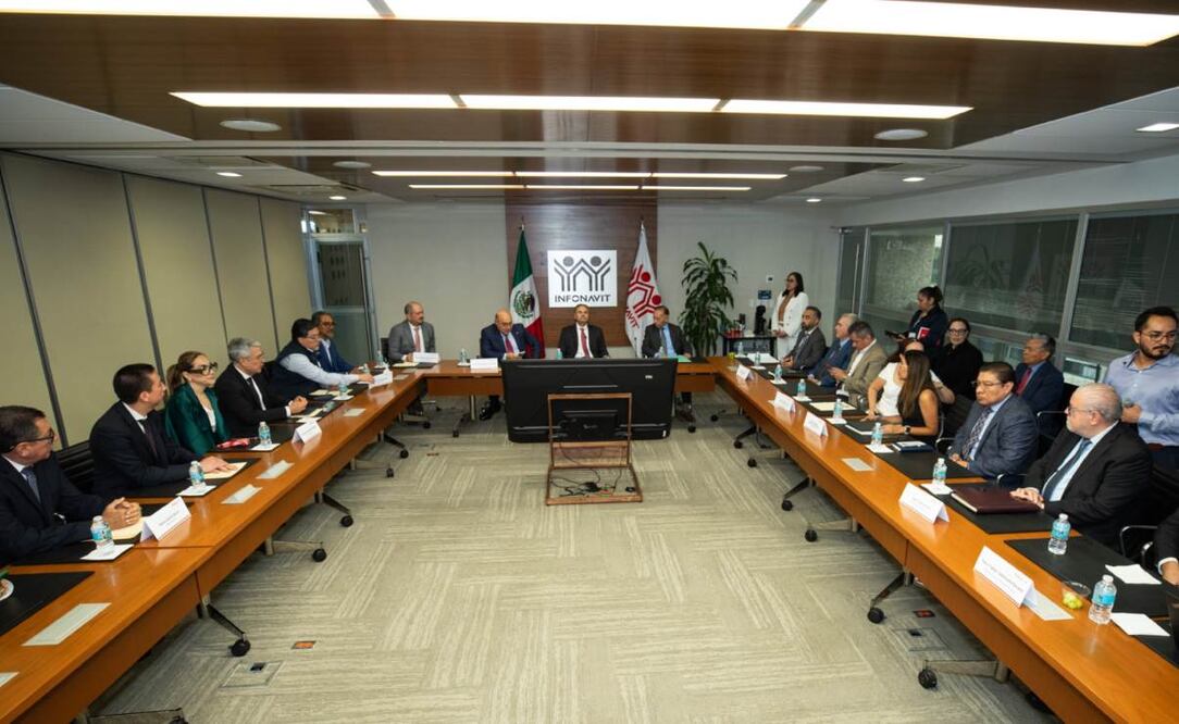 El director del Infonavit Octavio Romero firmó el acta constitutiva de la filial, a través de la cual se edificarán al menos 500 mil viviendas durante este sexenio. Foto: X @Infonavit
