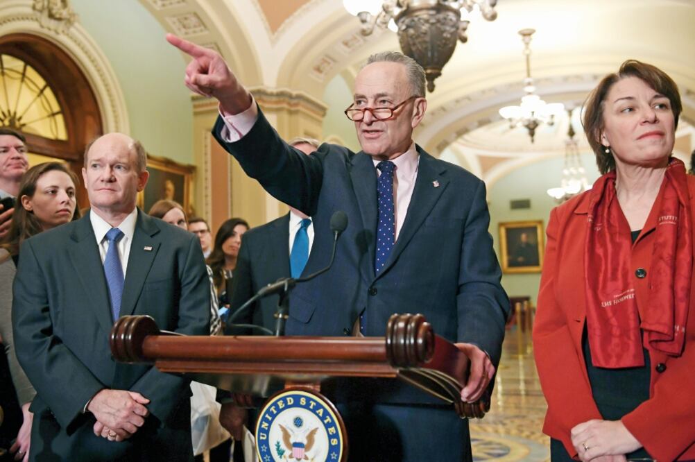 El líder de la minoría en el Senado, Chuck Shumer, durante una conferencia con reporteros en el Capitolio, donde se debate el tema del DACA. (SUSAN WALSH. AP)