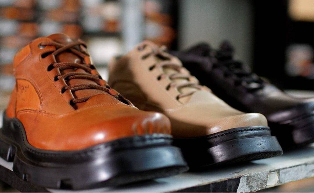 La organización está fabricando los zapatos en dos tamaños: uno para niños pequeños y otro para adolescentes. Foto: Archivo EL UNIVERSAL