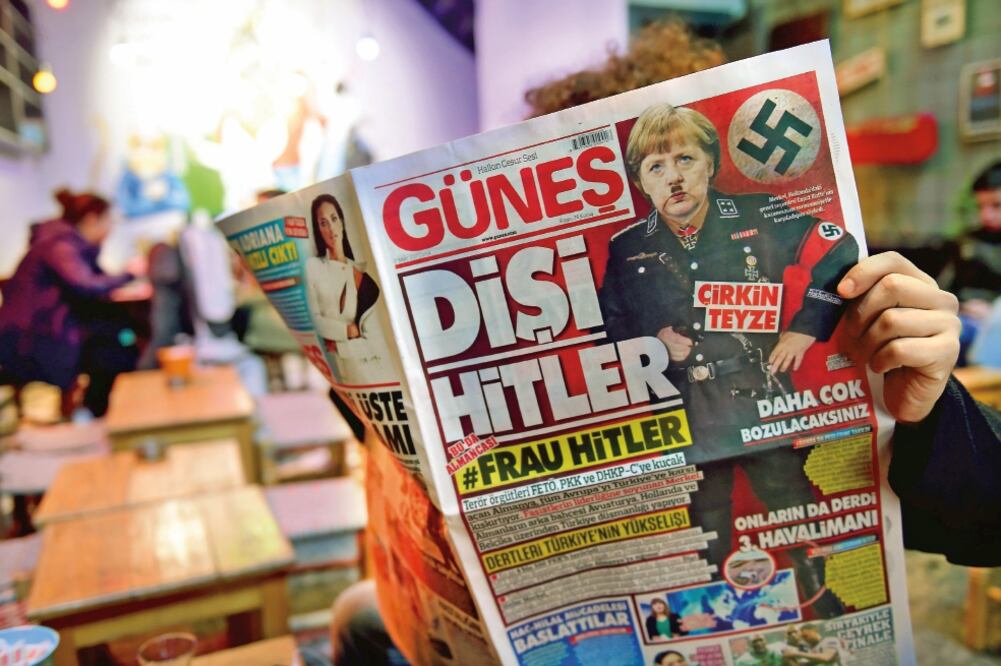 Polémica. El diario progubernamental turco Günes publicó en su portada una foto de Merkel como Hitler (ARCHIVO. EL UNIVERSAL)