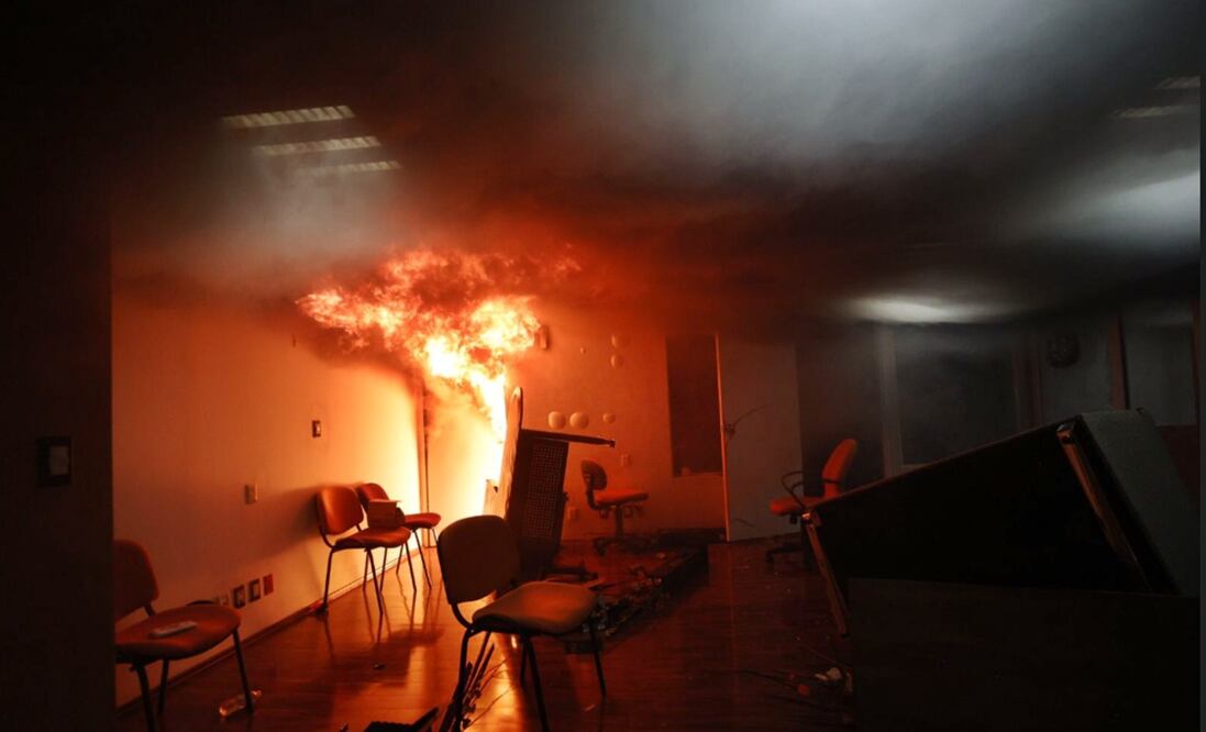 Maestros de la CETEG ingresaron a las instalaciones del SNTE y prendieron fuego a papelería de oficinas; además, hicieron una fogata afuera de la sede con las cosas que sacaron del lugar en la Ciudad de México, el 5 de junio de 2025. Foto: Diego Simón Sánchez/EL UNIVERSAL