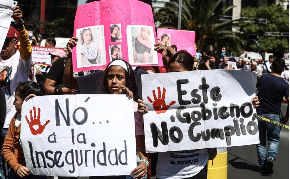 Colectivos de búsqueda de desaparecidos, provenientes de Jalisco, se manifestaron y pegaron fichas de búsqueda en la Glorieta de los Desaparecidos. Fotos: Gabriel Pano / EL UNIVERSAL