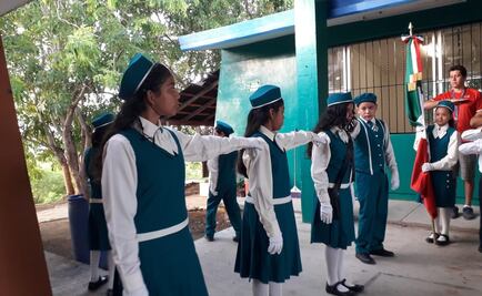 Pese a protesta, CNTE inicia ciclo escolar en la Costa de Michoacán