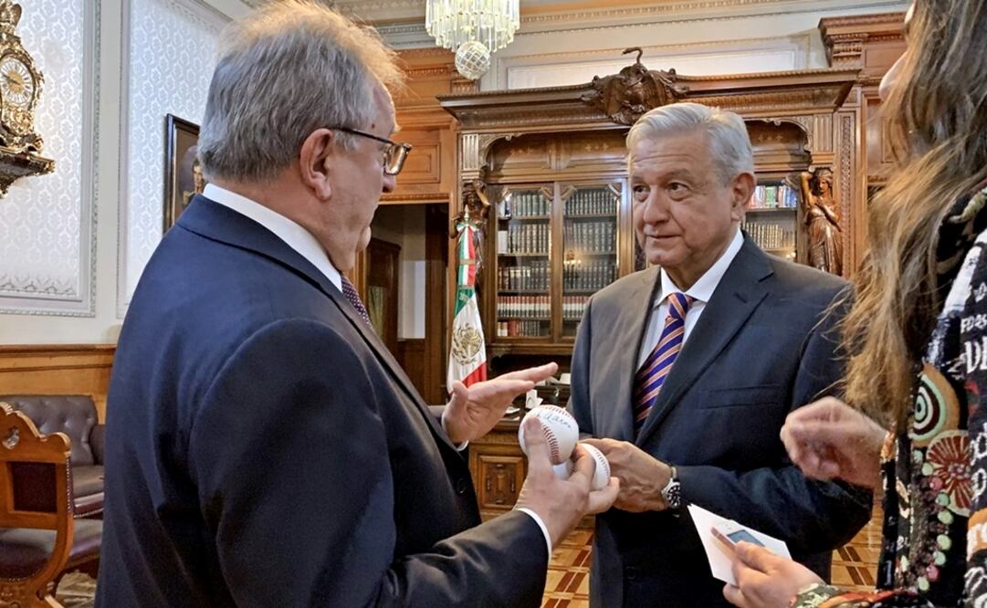 Fraccari also gave him a Federation medal and showed him the trophy that will be given to one of the 12 countries participating in the Pre-Olympic tournament - Photo: Taken from the WBSC's official Twitter page