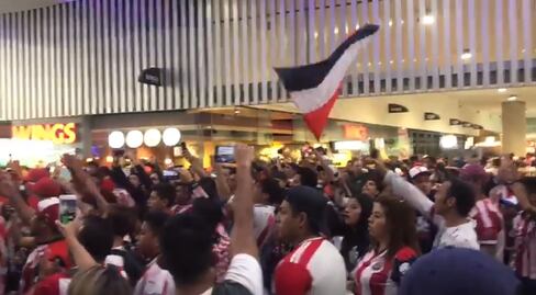 Aficionados de Chivas arman fiesta en el AICM