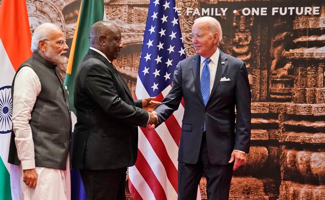 El presidente sudafricano, Cyril Ramaphosa (centro), le da la mano al mandatario estadounidense, Joe Biden, mientras el primer ministro indio, Narendra Modi, observa, en el G20, en Nueva Delhi. Foto: AP