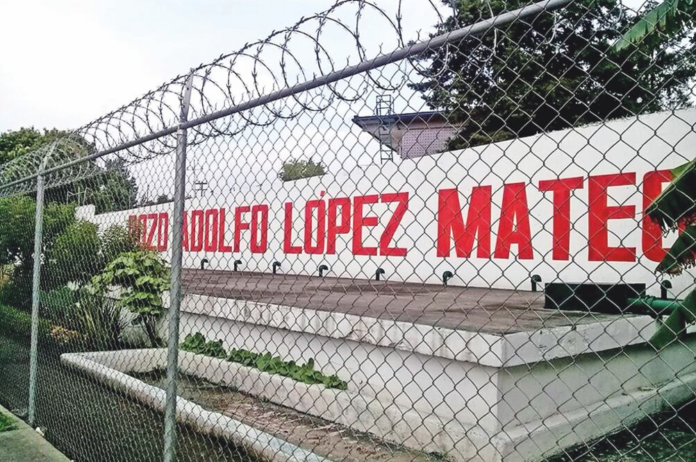 Juan Álvarez, ex presidente del Copaci de la unidad Adolfo López Mateos, señala que el desperdicio es enorme por culpa de la infraestructura obsoleta. (JUAN BARRERA. EL UNIVERSAL)