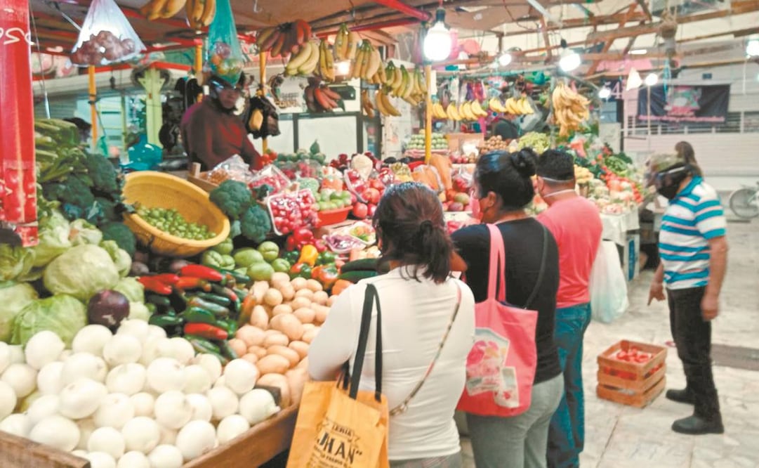 Comerciantes del Valle de México refieren que los consumidores ya no compran las mismas cantidades. “Si antes llevaban un kilo, ahora piden medio o por pieza”, dicen. Foto: Emilio Fernández. EL UNIVERSAL