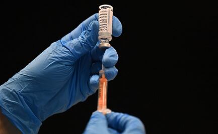 Vacuna Pfizer pierde eficacia más rápidamente que AstraZeneca ante variante Delta