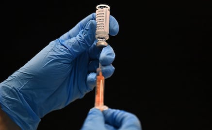 Vacuna Pfizer pierde eficacia más rápidamente que AstraZeneca ante variante Delta