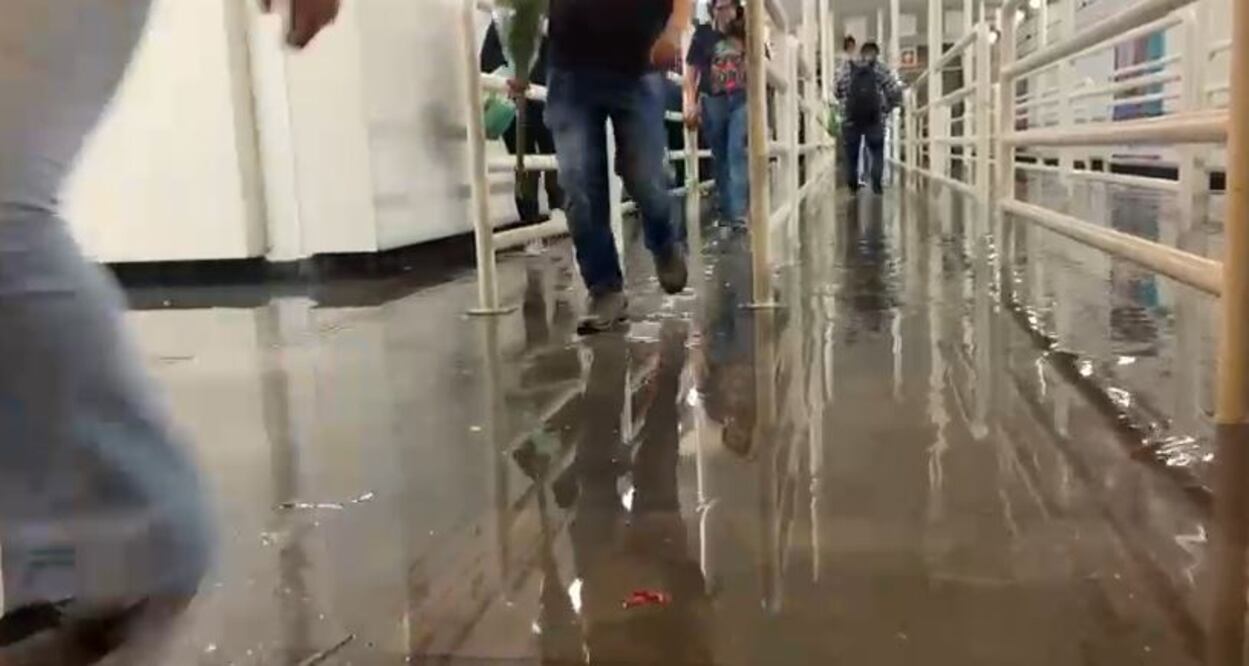 La lluvia de este sábado 17 de agosto, provoca filtraciones de agua en la estación del metro Buenavista. (Foto: captura de pantalla)