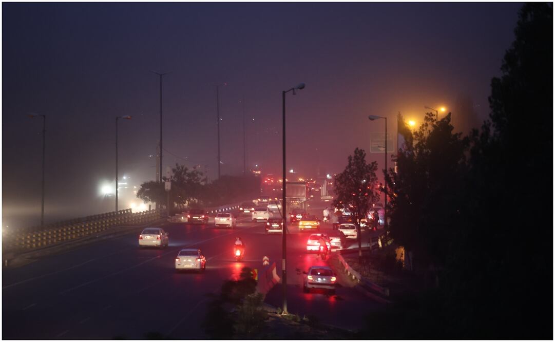 Humo se eleva desde un incendio tras un ataque israelí en Teherán, Irán, el 13 de junio de 2025. Foto: EFE