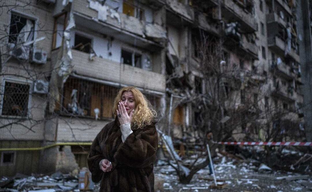 Natali Sevriukova, una mujer ucraniana, reacciona al ver su casa en Kiev, luego de que fue bombardeada por un misil ruso. Foto: AP Photo