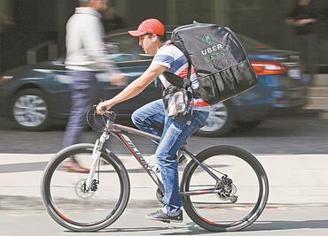 Repartidores en CDMX definirán medidas ante nuevo impuesto del 2%; "No nos quedaremos de brazos cruzados", dicen