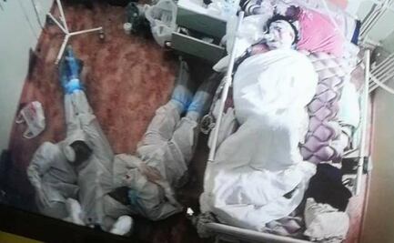 La historia detrás de la foto de las estudiantes rusas que descansan junto a un paciente Covid