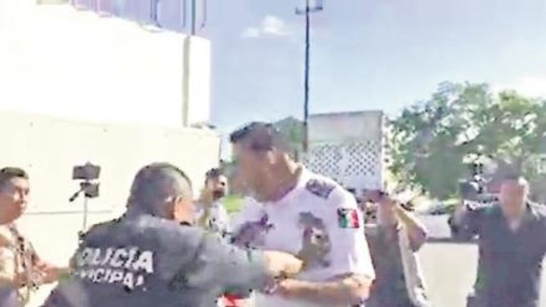 En Cancún, acusan a mando de nexo con delincuencia; lo expulsan a empujones