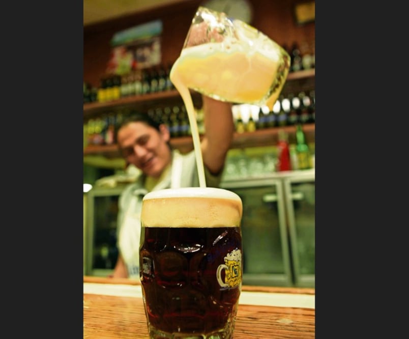 La bebida más pedida en el Salón Corona es su tradicional tarro de cerveza de barril. Esta cantina existe desde 1928. Crédito: Archivo El Universal