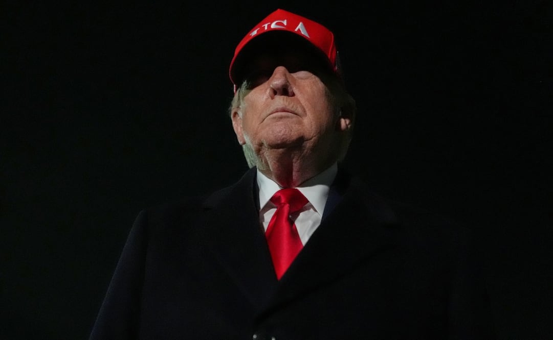 El presidente Donald Trump habla con periodistas en la Base Conjunta Andrews, Maryland, el domingo 12 de abril de 2026, tras su regreso de Miami. Foto: AP