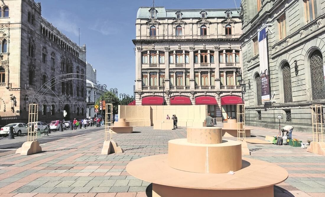La instalación de la ofrenda en la Plaza Tolsá terminará este jueves por la noche. Foto: Especial