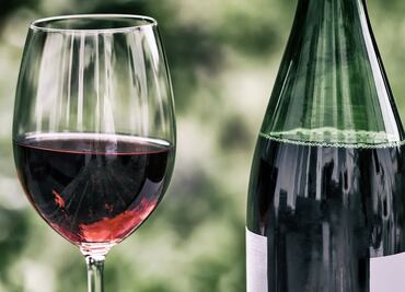 Por qué es bueno tomar una copa de vino tinto en la noche