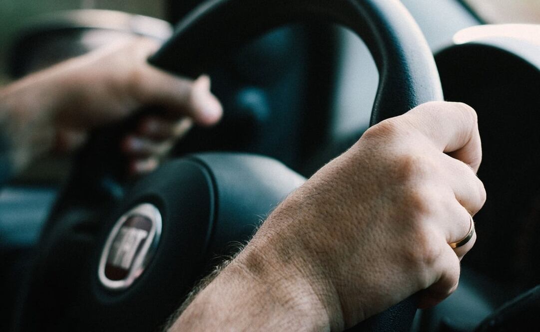 Un buen agarre del volante reduce el riesgo de accidentes. Foto: Pixabay