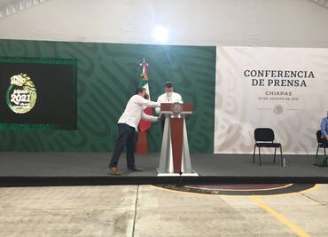 Inician mañanera sin AMLO por bloqueo de la CNTE a su camioneta