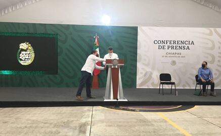 Inician mañanera sin AMLO por bloqueo de la CNTE a su camioneta