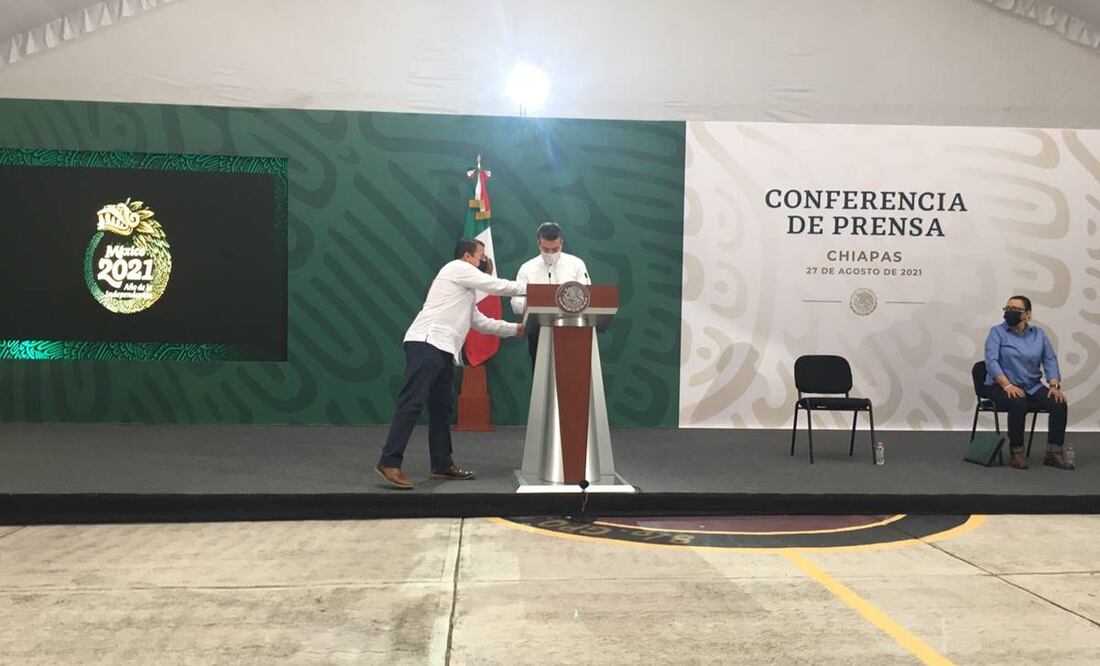 El gobernador de Chiapas inicia conferencia de prensa sin el presiente de México. Foto: Especial