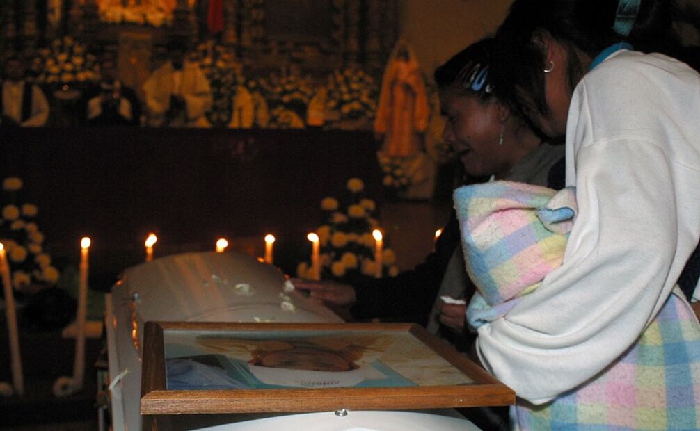 Familiares ante el ataúd de Porfirio Encino López, hijo de Porfirio Encino Hernández. Fotografía: Janet  Schwartz.