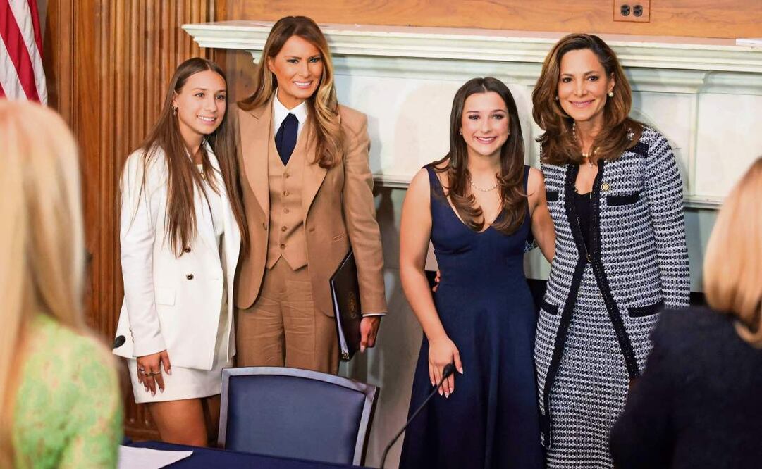 Francesca Mani, víctima de deepfake; la primera dama de EU, Melania Trump; Elliston Berry, víctima adolescente de deepfake, y la representante María Salazar, después de una mesa redonda en el Capitolio en Washington sobre la iniciativa Take It Down Act. (06/03/2025) Foto: Kayla Bartkowski | AFP