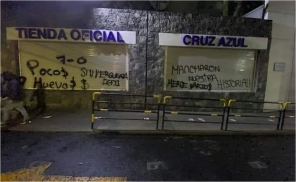 Aficionados de Cruz Azul grafitean instalaciones tras la derrota ante América