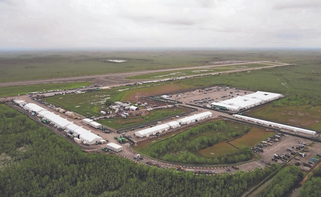 Instalaciones del Aero-puerto de Entrenamiento y Transición Dade-Collier para detener a inmigrantes, Alacatraz de los Caimanes, en los Everglades, Ochopee, Florida. Foto: de REBECCA BLACKWELL. AP
