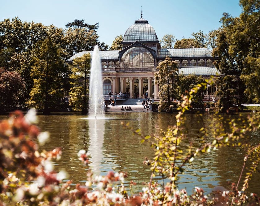 El certificado de vacunación es uno de los 4 documentos que puedes mostrar a tu llegada a España, mas no es obligatorio. Foto: Ömer Karakus. Unsplash