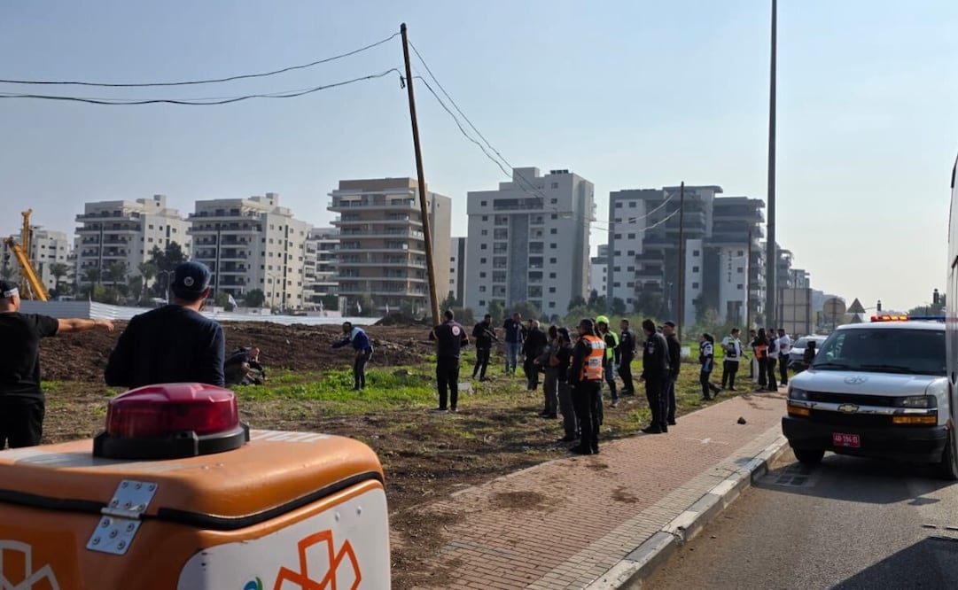 Al menos dos personas murieron y una tercera resultó herida este viernes en un ataque que la Policía israelí califica de "terrorista", después de que un palestino de Cisjordania presuntamente atropellara a un anciano y apuñalara a una joven en la ciudad de Beit Shean, en el norte de Israel. Foto: EFE