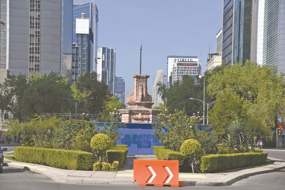 La estatua de Cristóbal Colón, ubicada en Paseo de la Reforma, fue retirada para su restauración a cargo del INAH e INBA, a pocas horas del 12 de octubre, Día de la Raza, donde se conmemora el descubrimiento de América. Foto: HUGO GARCÍA. EL UNIVERSAL