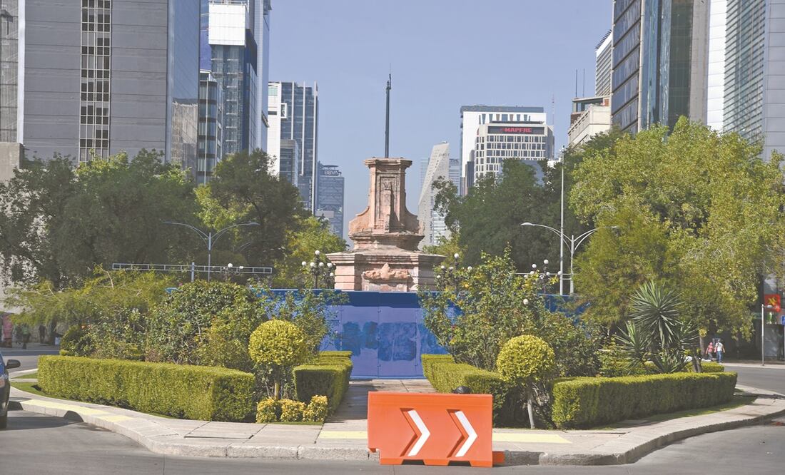 La estatua de Cristóbal Colón, ubicada en Paseo de la Reforma, fue retirada para su restauración a cargo del INAH e INBA, a pocas horas del 12 de octubre, Día de la Raza, donde se conmemora el descubrimiento de América. Foto: HUGO GARCÍA. EL UNIVERSAL