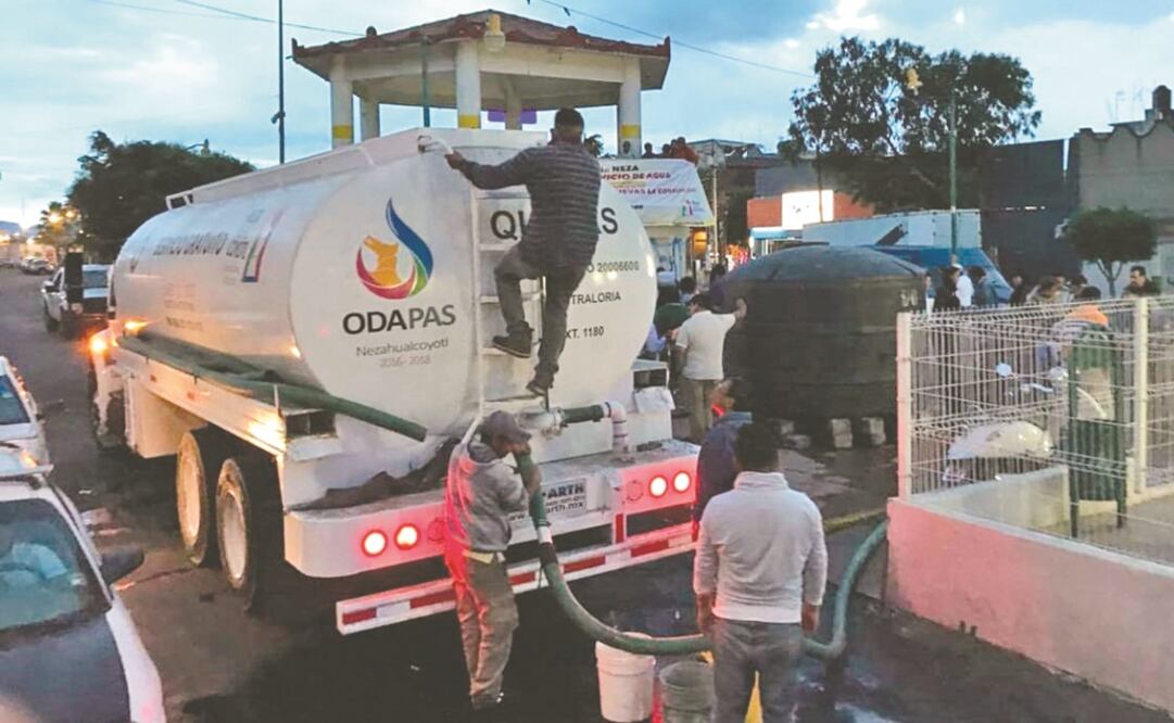 Gratuidad. Autoridades piden a la población que si algún operador de pipas del gobierno les quiere cobrar, denuncien. Foto: EMILIO FERNÁNDEZ. EL UNIVERSAL