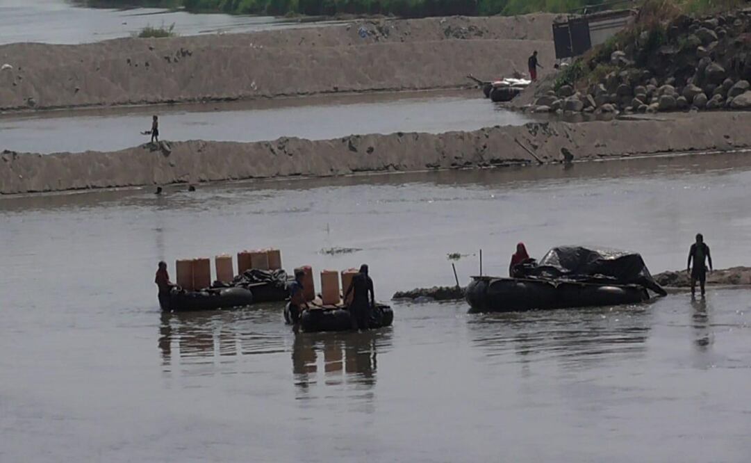 El diesel cruza de Guatemala, donde por el tipo de cambio es más económico, al lado mexicano y se vende a camioneros que movilizan mercancías entre ambos países. Foto: Especial