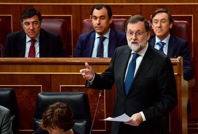 Intervenir autonomía de Cataluña es "la única respuesta posible": Rajoy