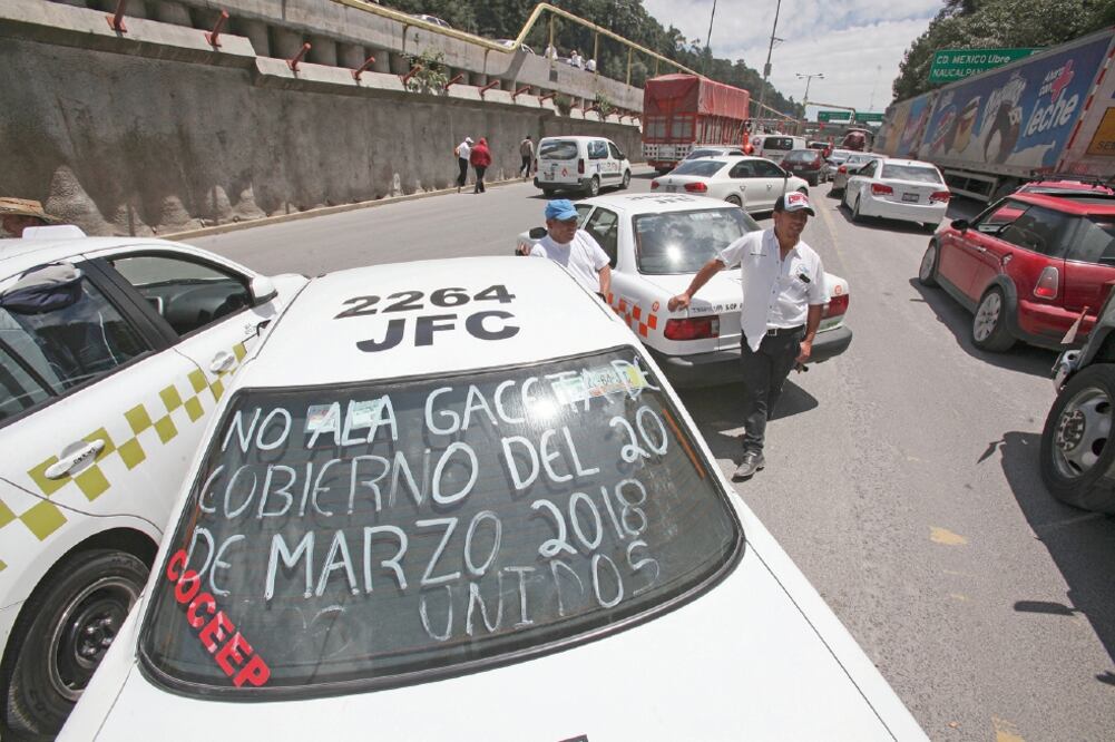 El jueves 17 de mayo transportistas inconformes tomaron la caseta México-Toluca y subieron las plumas para manifestarse contra la medida (ARCHIVO EL UNIVERSAL)