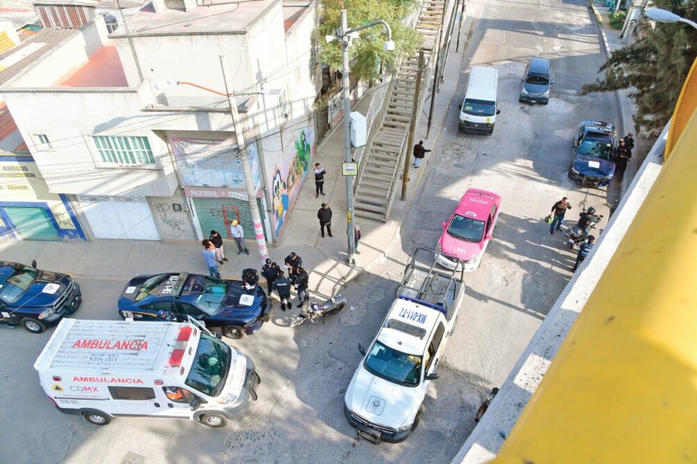 La conductora perdió el control de la moto y chocó contra el muro de contención, ubicado en Churubusco y Circunvalación (HUGO GARCÍA. EL UNIVERSAL)