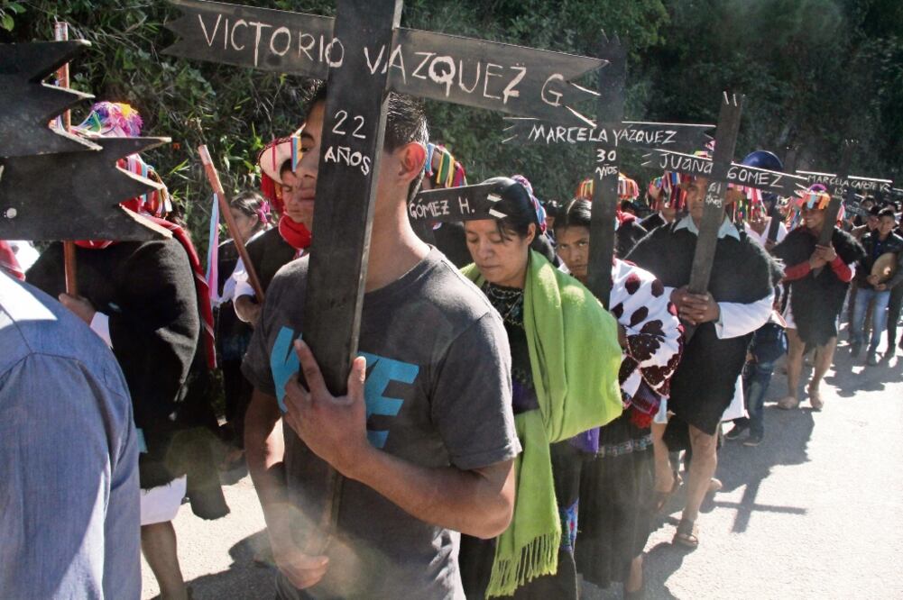 Familiares y sobrevivientes del ataque del 22 de diciembre de 1997 realizaron una marcha de 6 kms. para pedir que “no haya más desplazados” en Chiapas. (MARÍA DE JESÚS PETERS. EL UNIVERSAL)