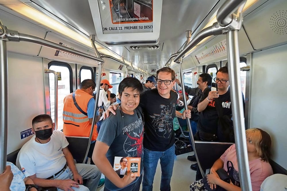 Salomón Chertorivski realizó un recorrido por el Metro que inició en la estación Tacubaya de la Línea 9 y concluyó en la Línea 12. Foto: Especial
