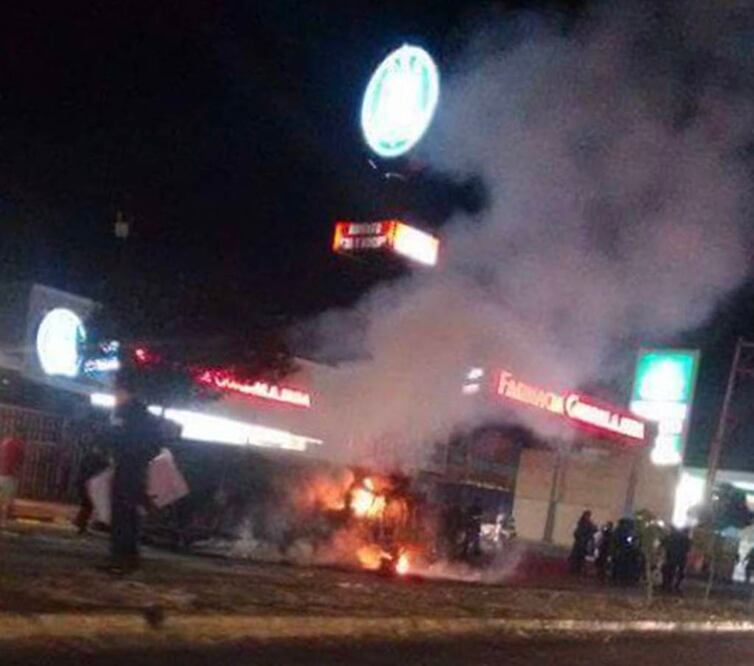 Incendian patrulla en Av Jardines de Morelos en Ecatepec (ESPECIAL)