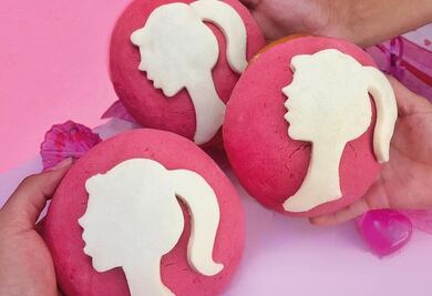 Elotes, tacos y conchas rosas al estilo Barbie, te decimos dónde encontrarlos