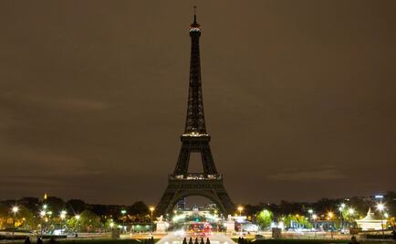Torre Eiffel apaga sus luces para honrar a víctimas de ataques en Sri Lanka