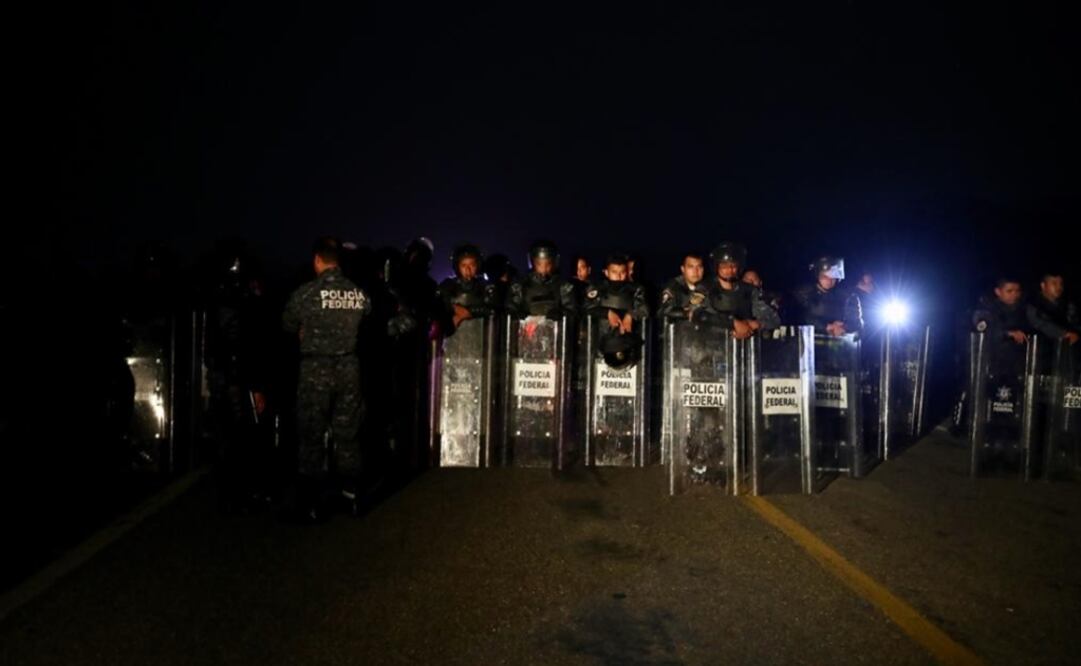 El operativo de contención de la “Caravana Migrante” se realizó por elementos de la Policía Federal y el Instituto Nacional de Migración, en el tramo carretero entre Arriaga, Chiapas, y Tapanatepec, Oaxaca. Foto: Valente Rosas/EL UNIVERSAL