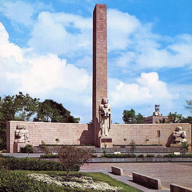 El Monumento a la Madre y su plaza a finales de los años setenta. Este espacio se ubica en los límites de la colonia Cuauhtémoc, entre las avenidas Sullivan y Villalongín; fue diseñado por José Villagrán y Luis Ortiz Monasterio en 1949, y restaurado tras el sismo del 2017. 
Colección Villasana.