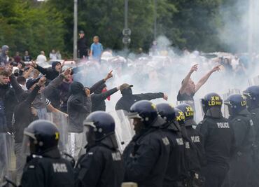 Suman 372 adultos y 65 menores acusados por disturbios en el Reino Unido