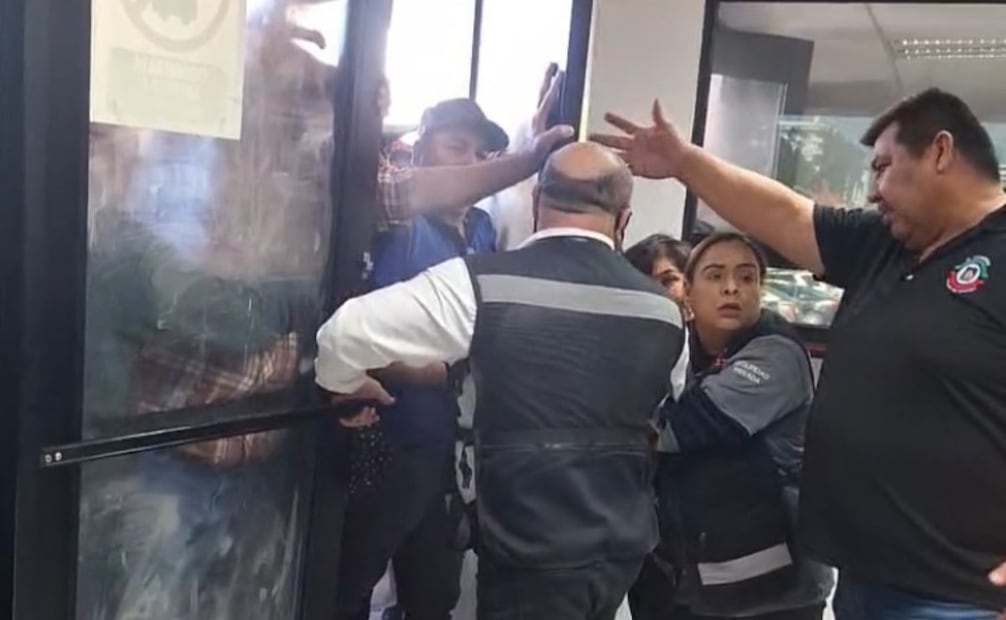 Personas se manifestaron fuera del recinto legislativo hasta que decidieron irrumpir y entrar por la fuerza (09/12/2025). Foto: Especial